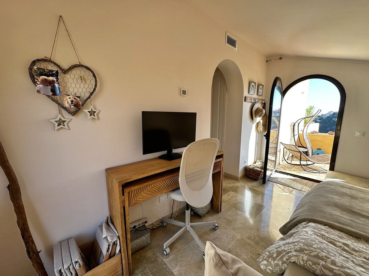 3 Bed Apartment for sale in La Duquesa Costa Del Sol, Málaga, Spain