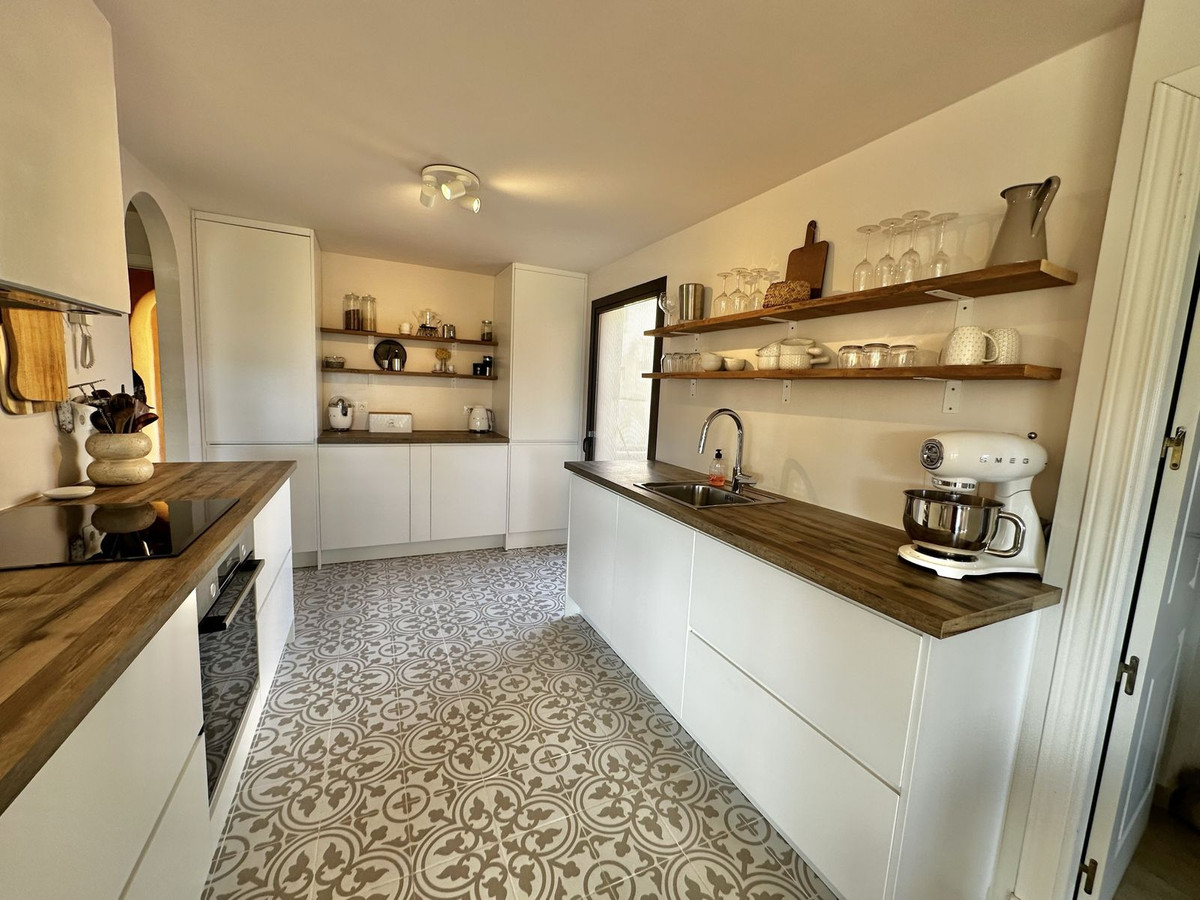 3 Bed Apartment for sale in La Duquesa Costa Del Sol, Málaga, Spain
