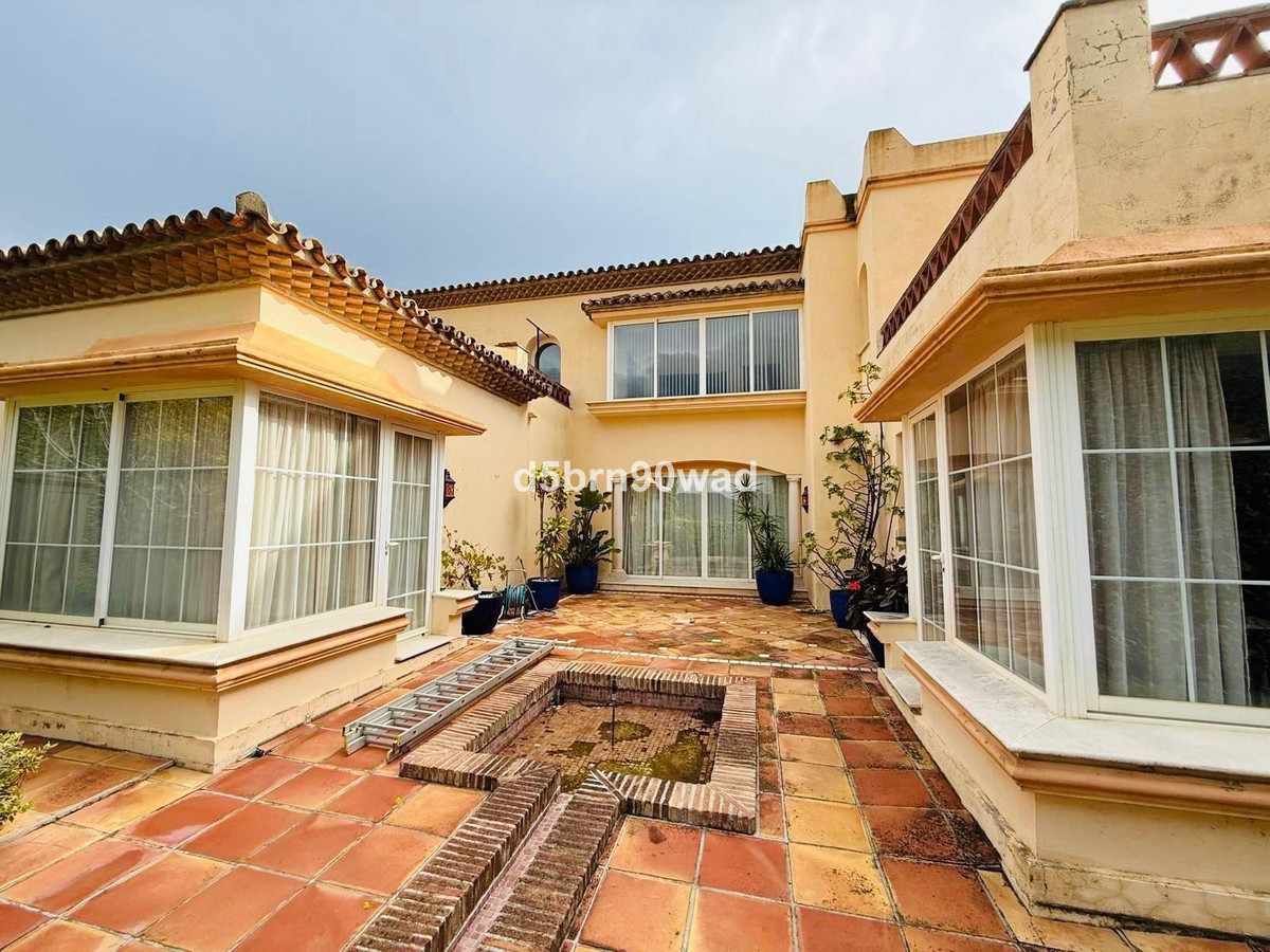 5 Bed Townhouse for sale in Casares Costa Del Sol, Málaga, Spain