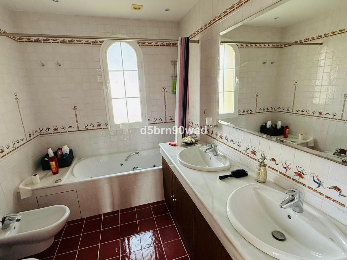 5 Bed Townhouse for sale in Casares Costa Del Sol, Málaga, Spain