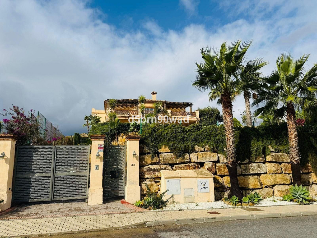 5 Bed Townhouse for sale in Casares Costa Del Sol, Málaga, Spain