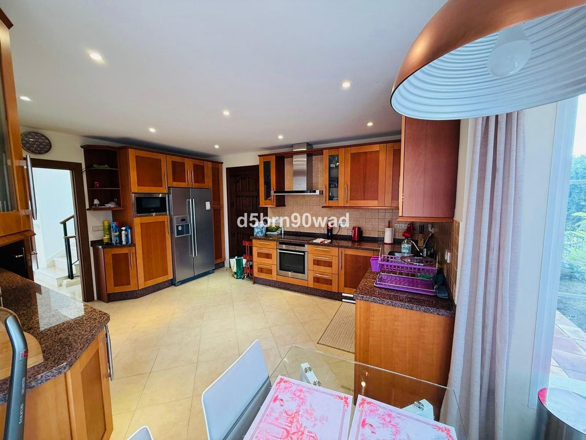 5 Bed Townhouse for sale in Casares Costa Del Sol, Málaga, Spain