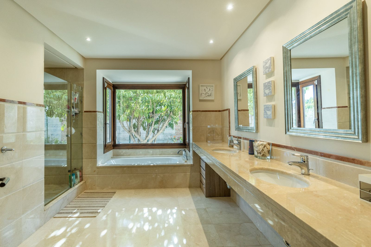 Se vende Villa - Chalet de 4 dormitorios en Costa Del Sol, Málaga, España