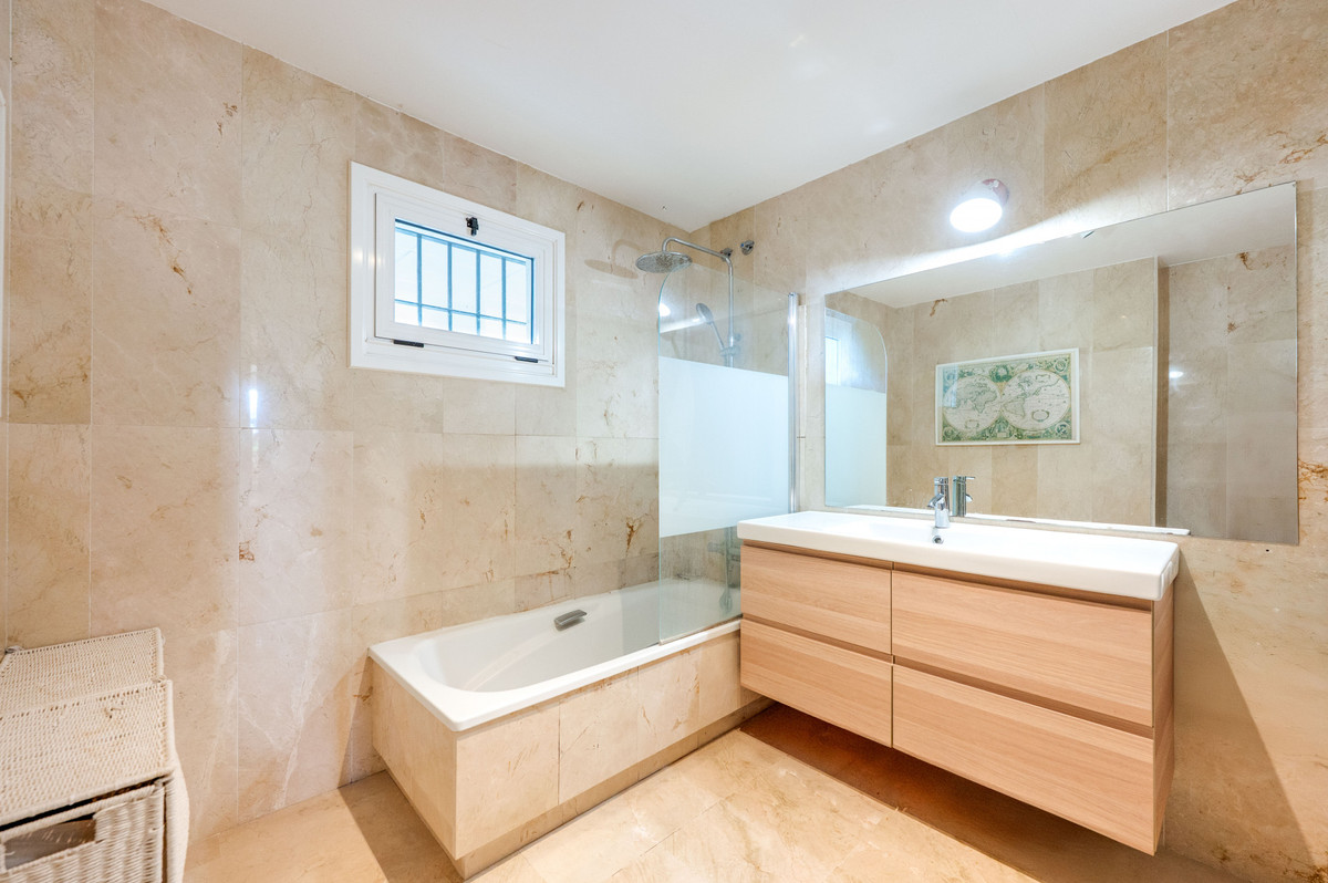 Se vende Apartamento Planta Media de 2 dormitorios en Costa Del Sol, Málaga, España