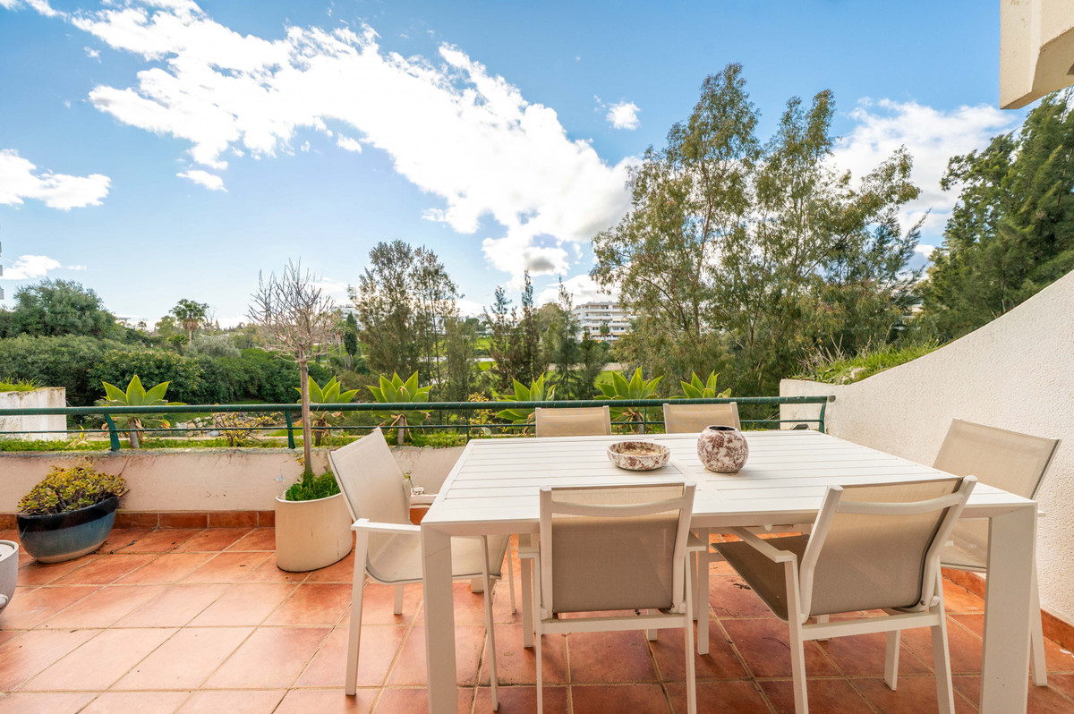 Se vende Apartamento Planta Media de 2 dormitorios en Costa Del Sol, Málaga, España
