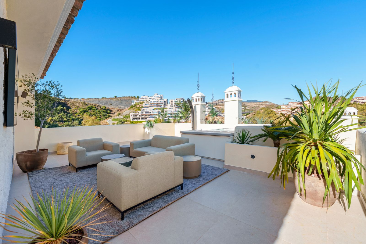 3 Bed Apartment for sale in Nueva Andalucía Costa Del Sol, Málaga, Spain