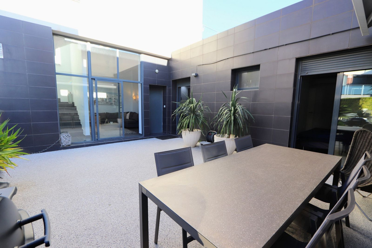 Se vende Villa - Chalet de 3 dormitorios en Costa Blanca, Alicante, España
