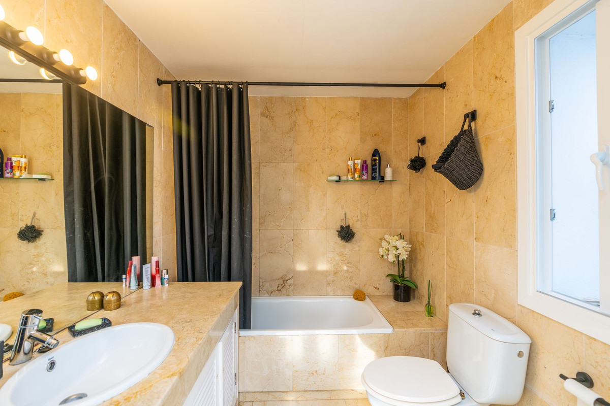 2 Bed Apartment for sale in El Paraiso Costa Del Sol, Málaga, Spain