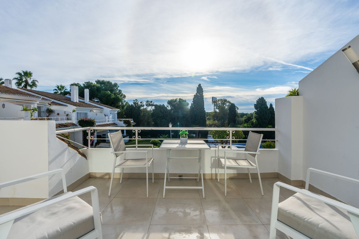2 Bed Apartment for sale in El Paraiso Costa Del Sol, Málaga, Spain