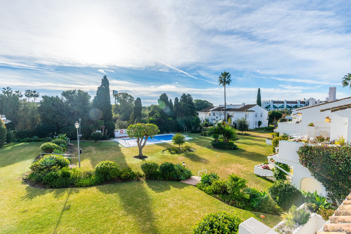 2 Bed Apartment for sale in El Paraiso Costa Del Sol, Málaga, Spain