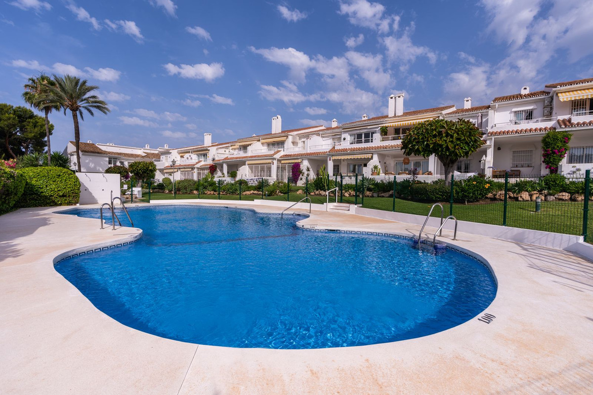 2 Bed Apartment for sale in El Paraiso Costa Del Sol, Málaga, Spain