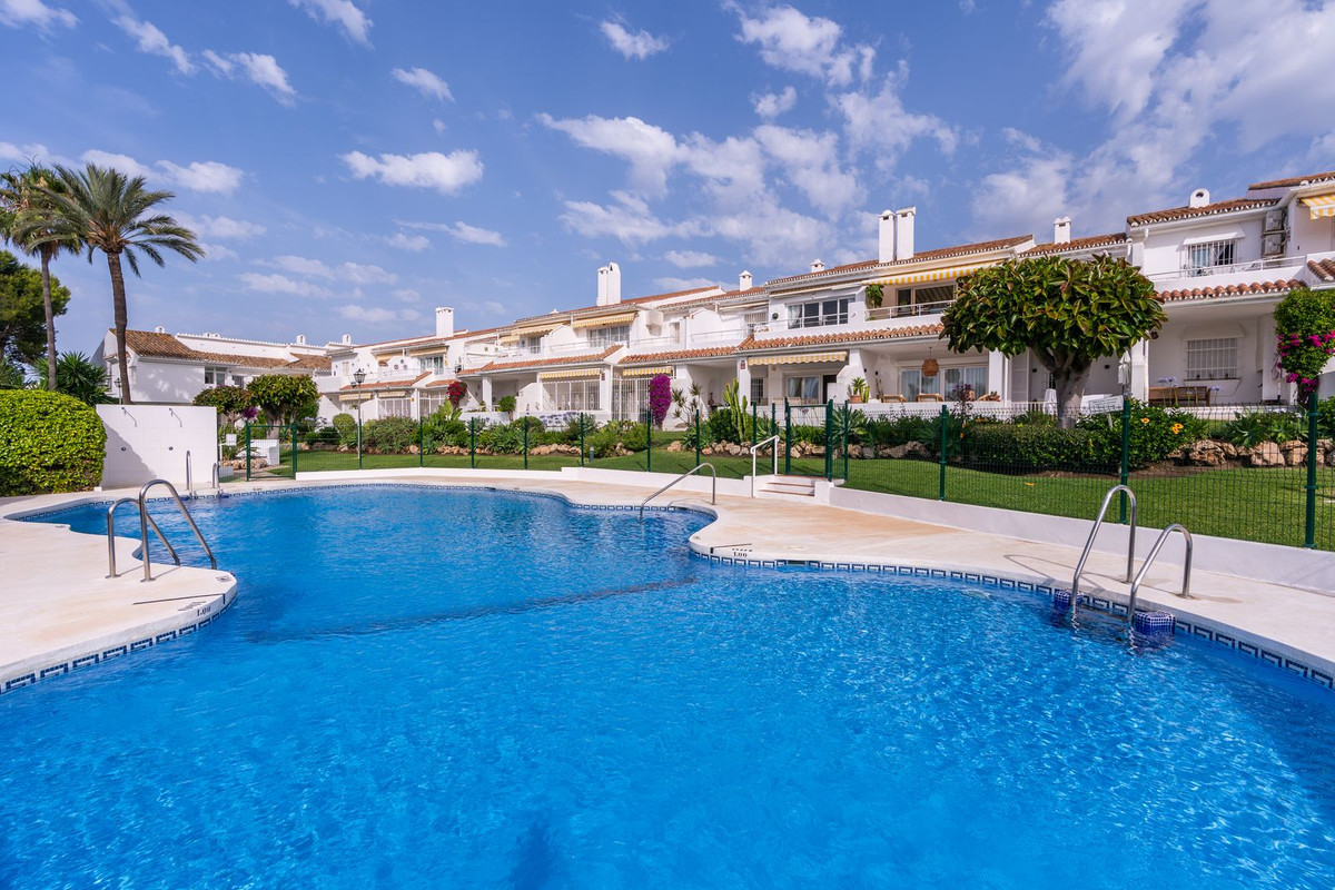 2 Bed Apartment for sale in El Paraiso Costa Del Sol, Málaga, Spain