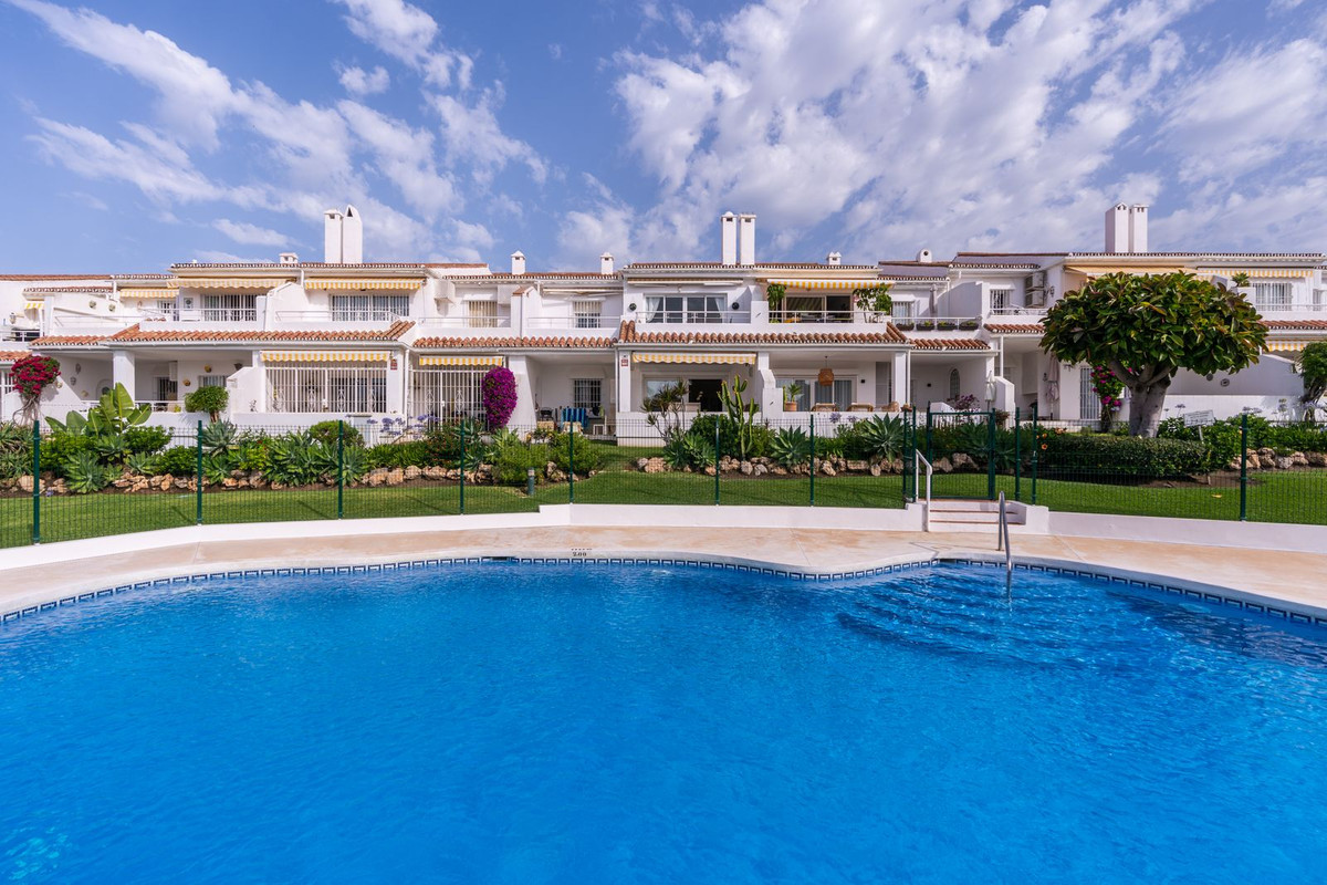 2 Bed Apartment for sale in El Paraiso Costa Del Sol, Málaga, Spain