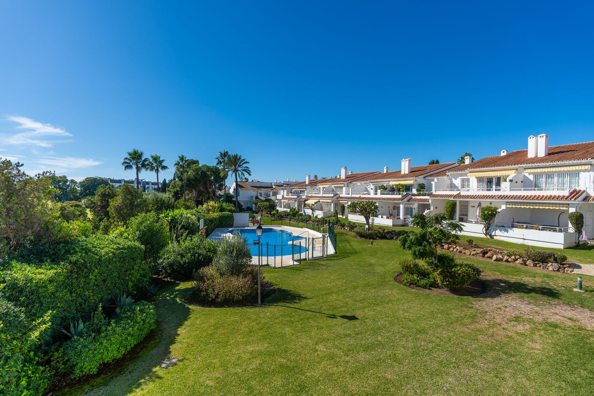 2 Bed Apartment for sale in El Paraiso Costa Del Sol, Málaga, Spain
