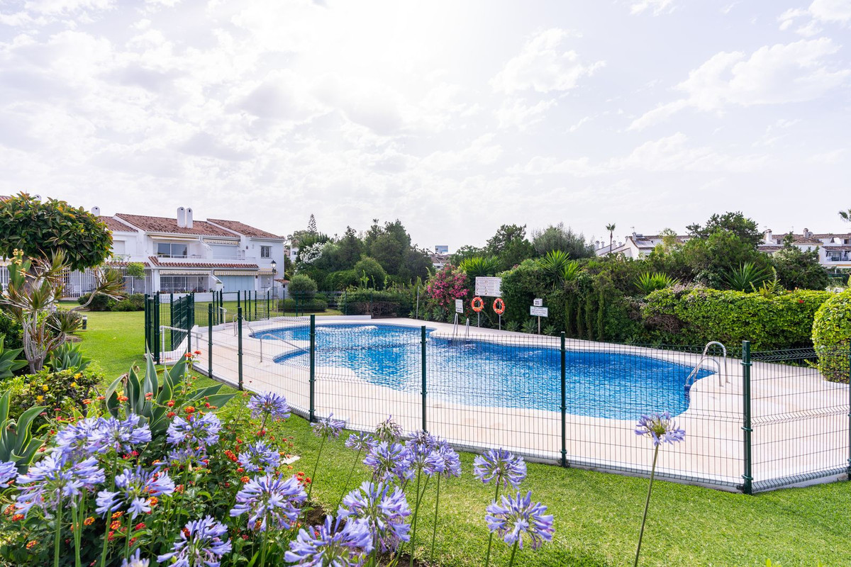 2 Bed Apartment for sale in El Paraiso Costa Del Sol, Málaga, Spain