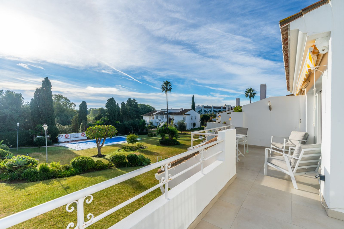 2 Bed Apartment for sale in El Paraiso Costa Del Sol, Málaga, Spain