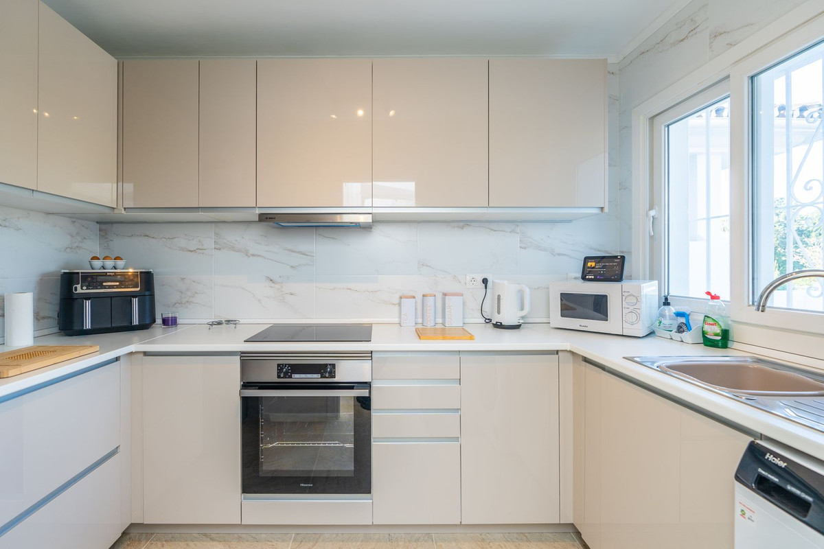 2 Bed Apartment for sale in El Paraiso Costa Del Sol, Málaga, Spain