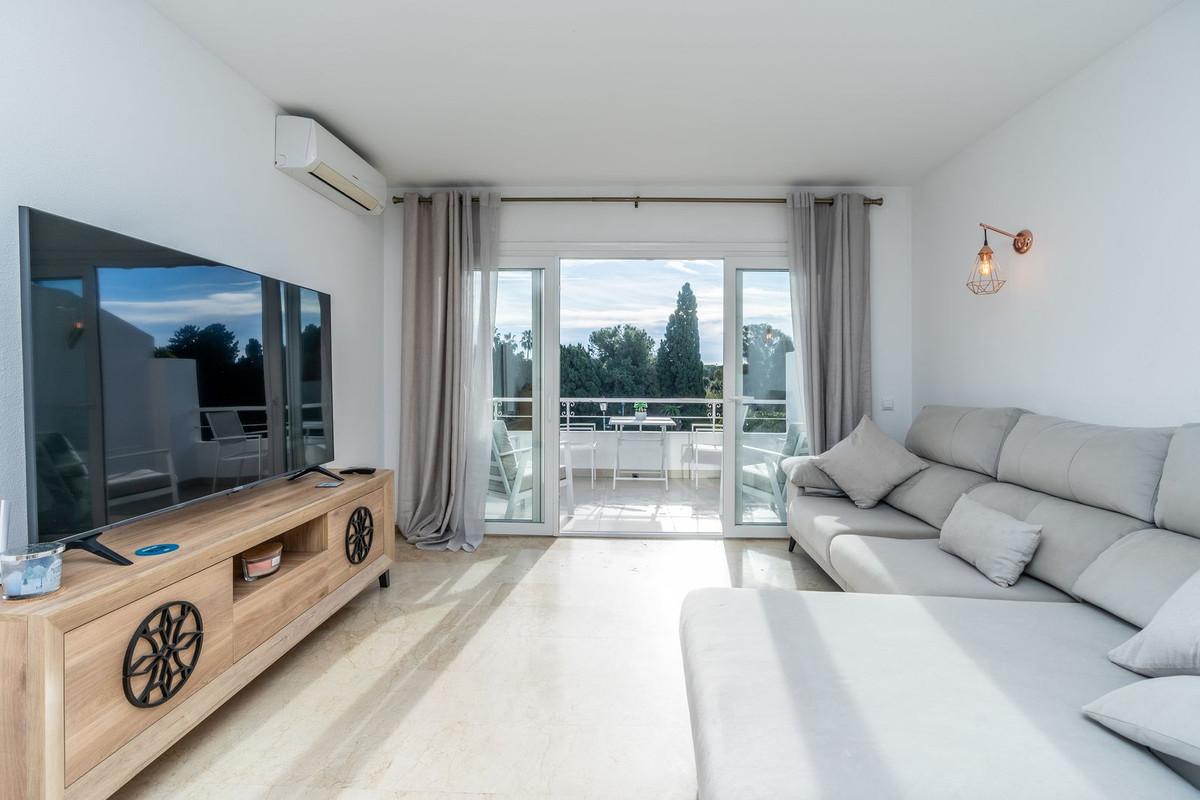 2 Bed Apartment for sale in El Paraiso Costa Del Sol, Málaga, Spain