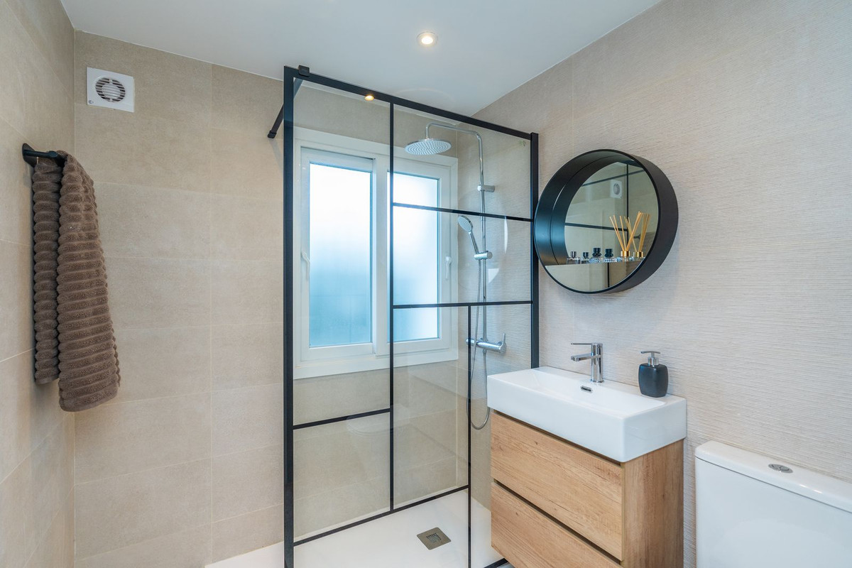 2 Bed Apartment for sale in El Paraiso Costa Del Sol, Málaga, Spain