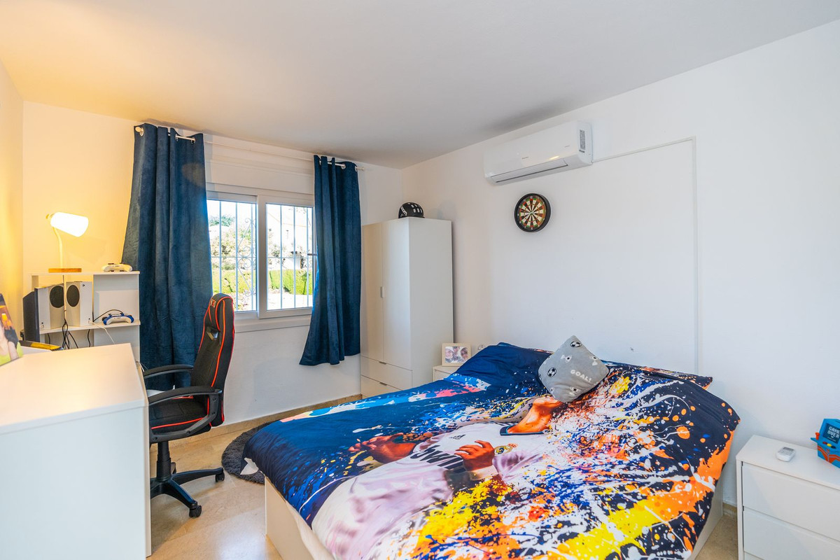 2 Bed Apartment for sale in El Paraiso Costa Del Sol, Málaga, Spain