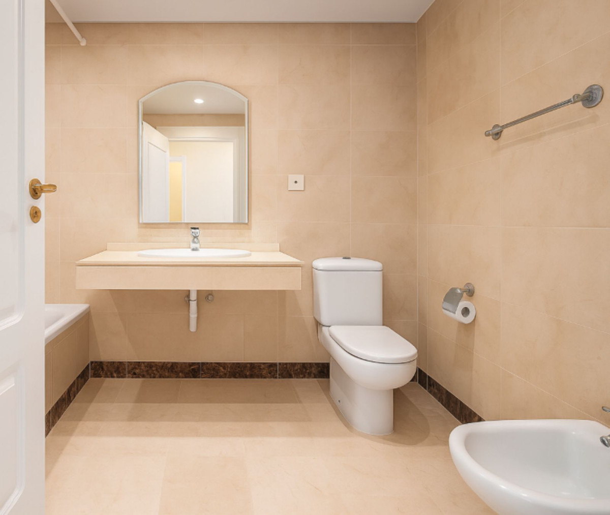 3 Bed Apartment for sale in La Duquesa Costa Del Sol, Málaga, Spain