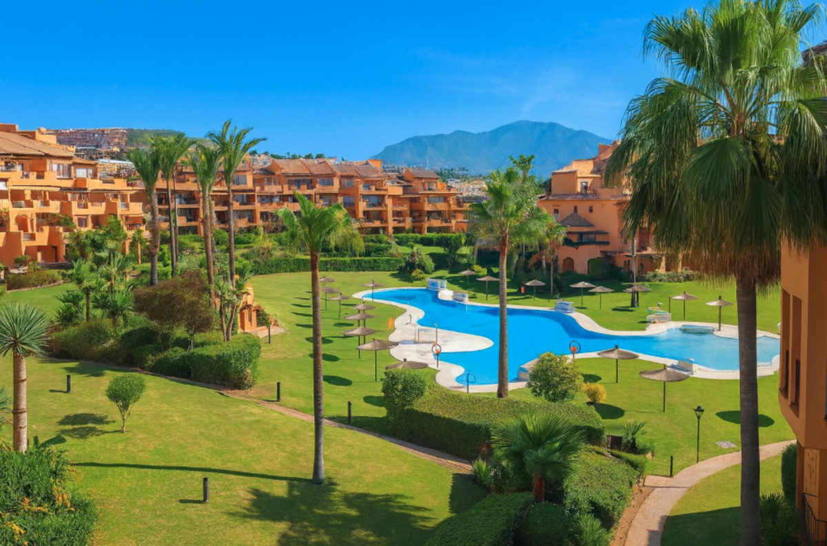 3 Bed Apartment for sale in La Duquesa Costa Del Sol, Málaga, Spain