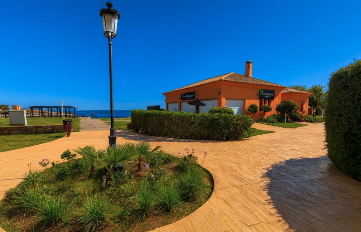 3 Bed Apartment for sale in La Duquesa Costa Del Sol, Málaga, Spain