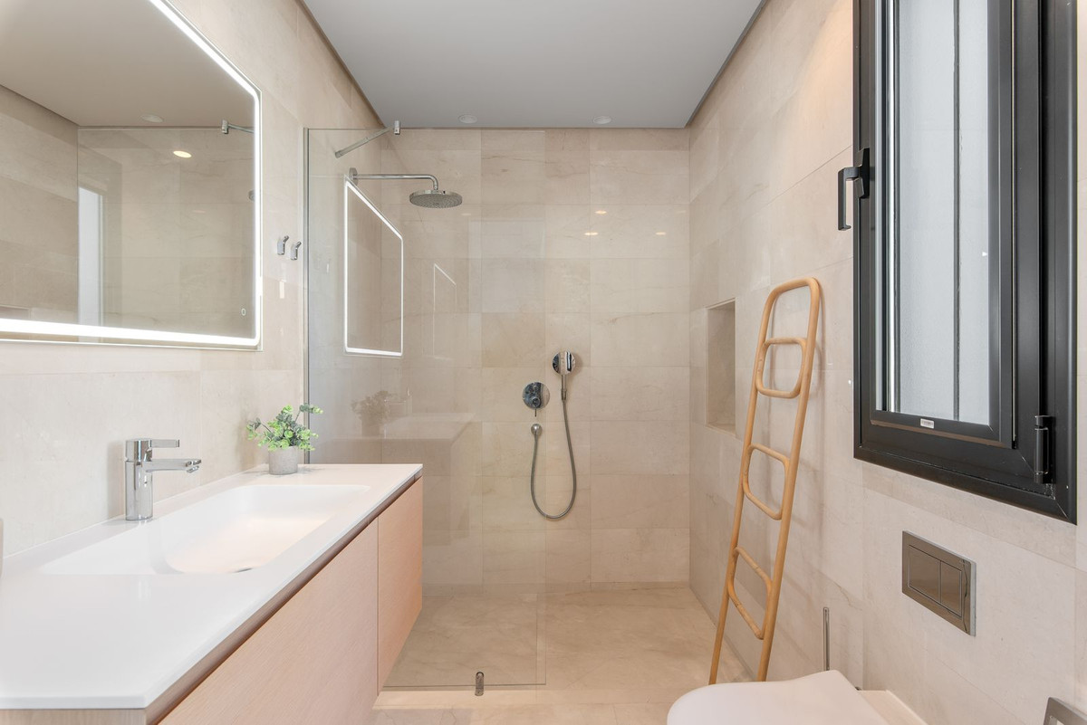Se vende Villa - Chalet de 5 dormitorios en Costa Del Sol, Málaga, España