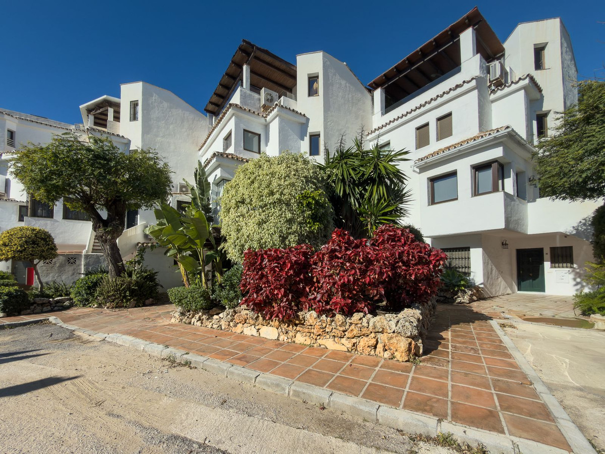 4 Bed Apartment for sale in Elviria Costa Del Sol, Málaga, Spain