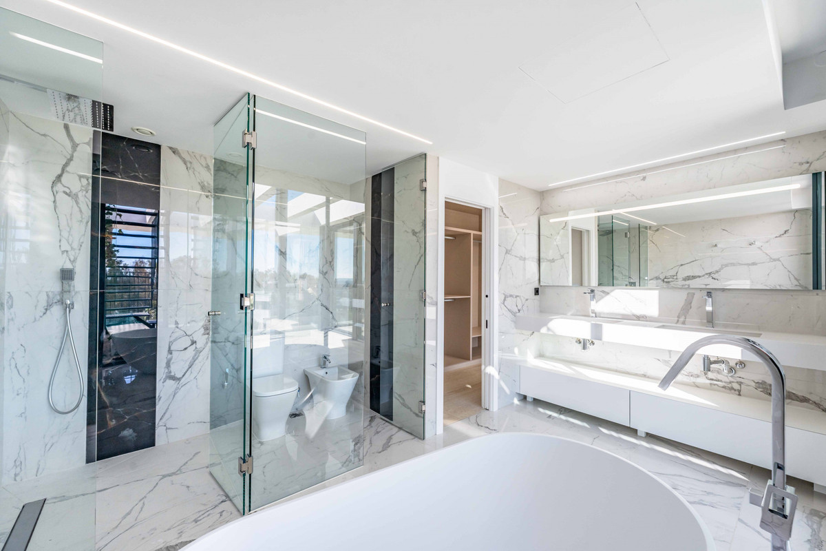 Se vende Villa - Chalet de 5 dormitorios en Costa Del Sol, Cadiz, España