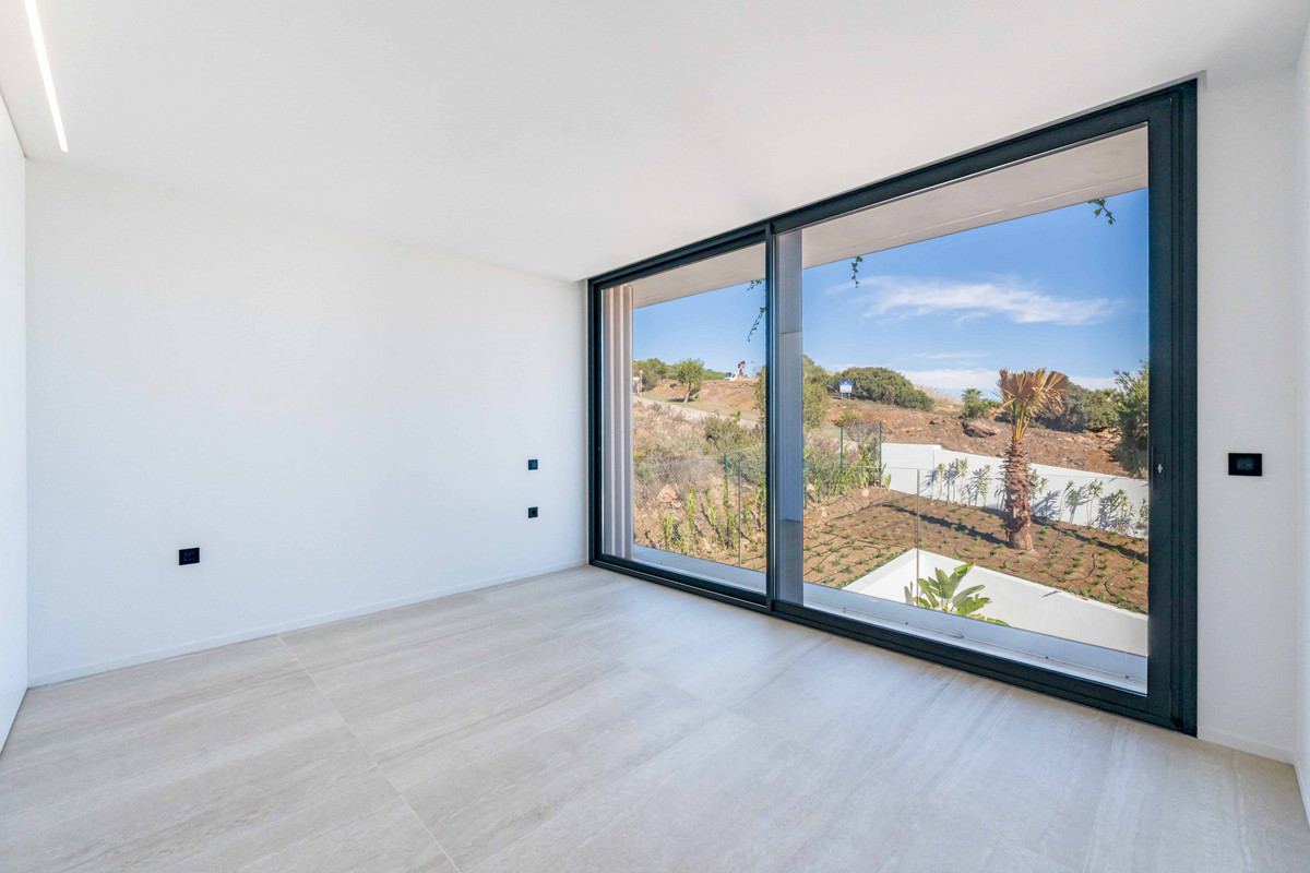 Se vende Villa - Chalet de 5 dormitorios en Costa Del Sol, Cadiz, España