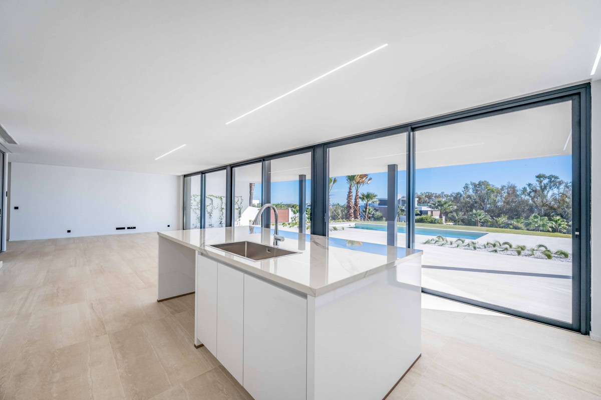 Se vende Villa - Chalet de 5 dormitorios en Costa Del Sol, Cadiz, España