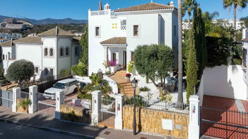 4 Bed Townhouse for sale in Estepona Costa Del Sol, Málaga, Spain