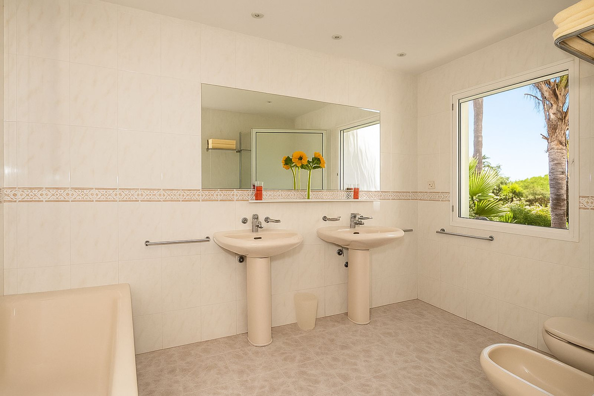 Se vende Villa - Chalet de 4 dormitorios en Costa Del Sol, Málaga, España