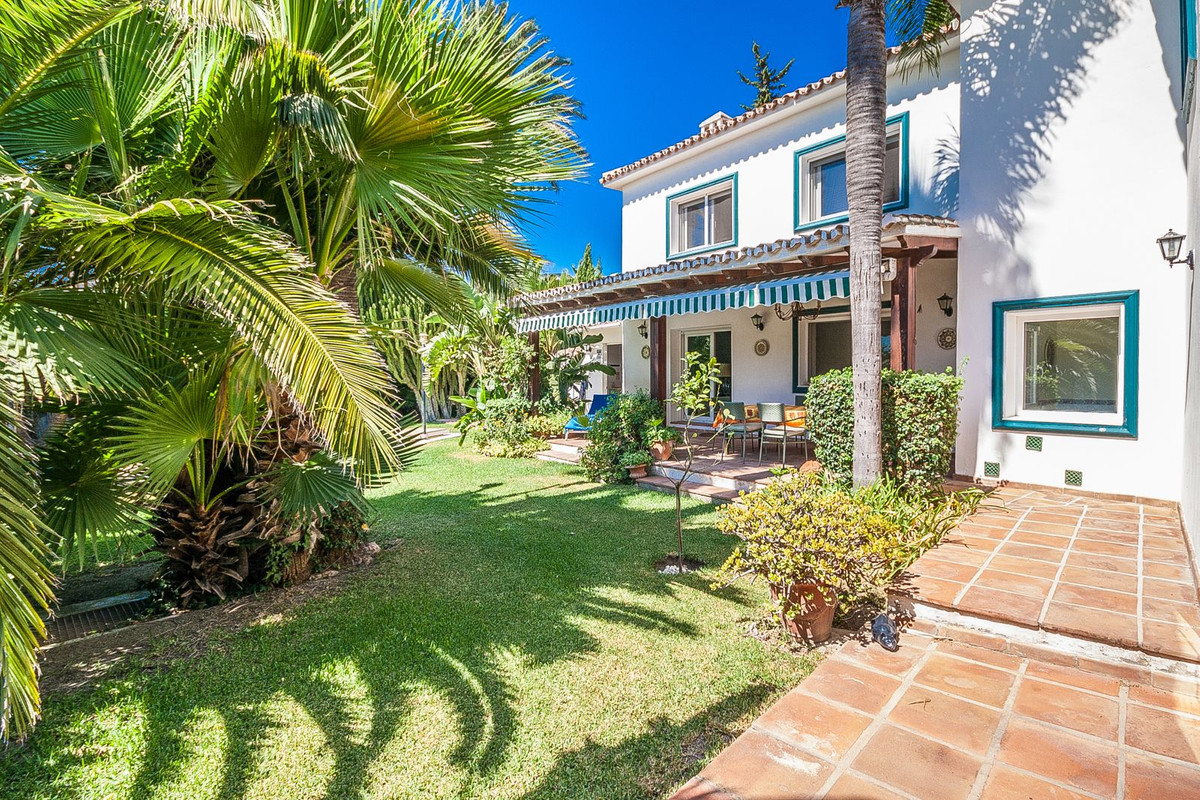 Se vende Villa - Chalet de 4 dormitorios en Costa Del Sol, Málaga, España