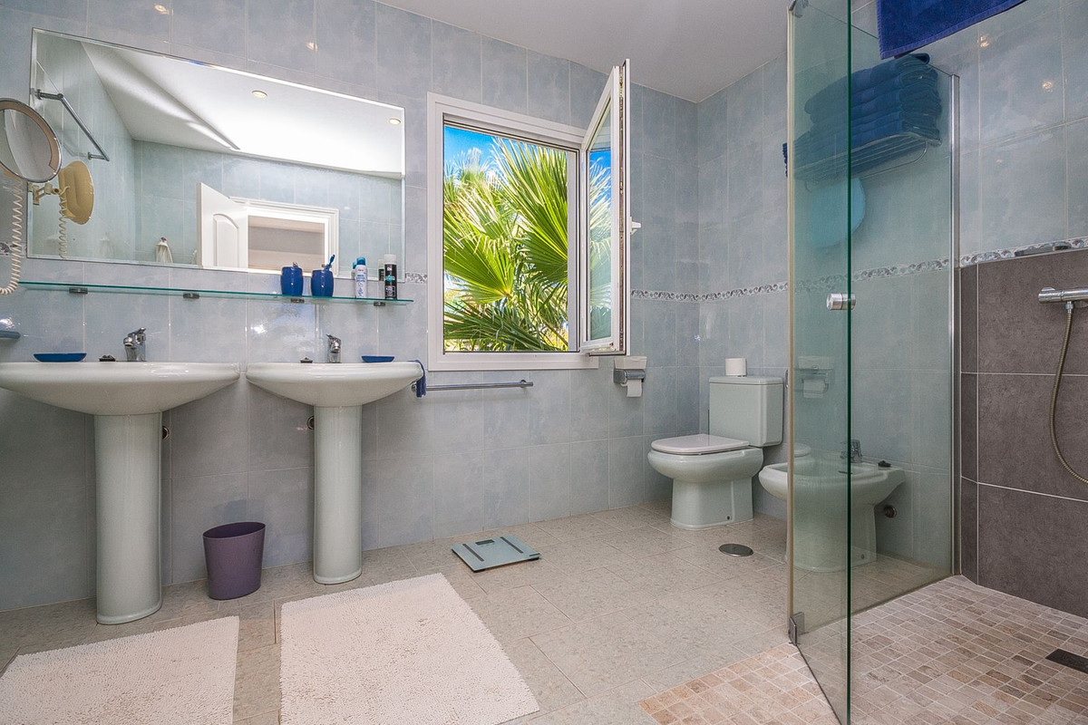 Se vende Villa - Chalet de 4 dormitorios en Costa Del Sol, Málaga, España