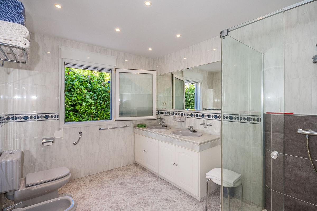 Se vende Villa - Chalet de 4 dormitorios en Costa Del Sol, Málaga, España
