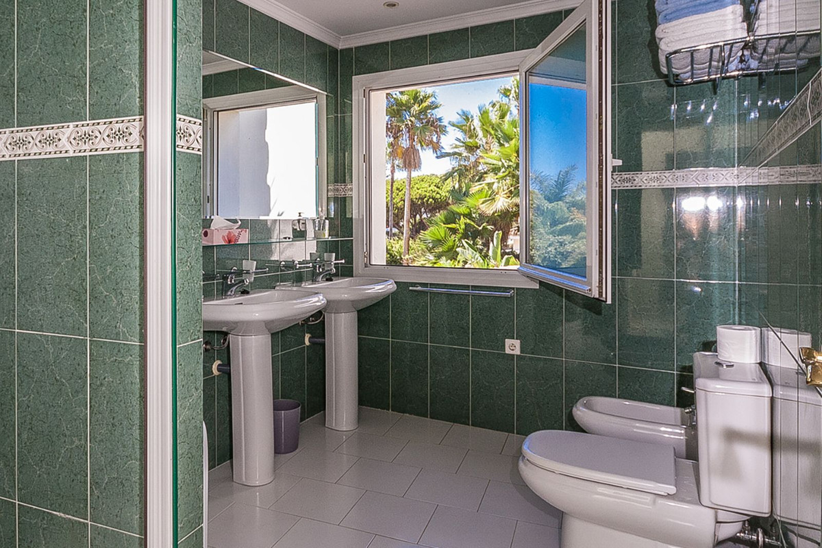 Se vende Villa - Chalet de 4 dormitorios en Costa Del Sol, Málaga, España