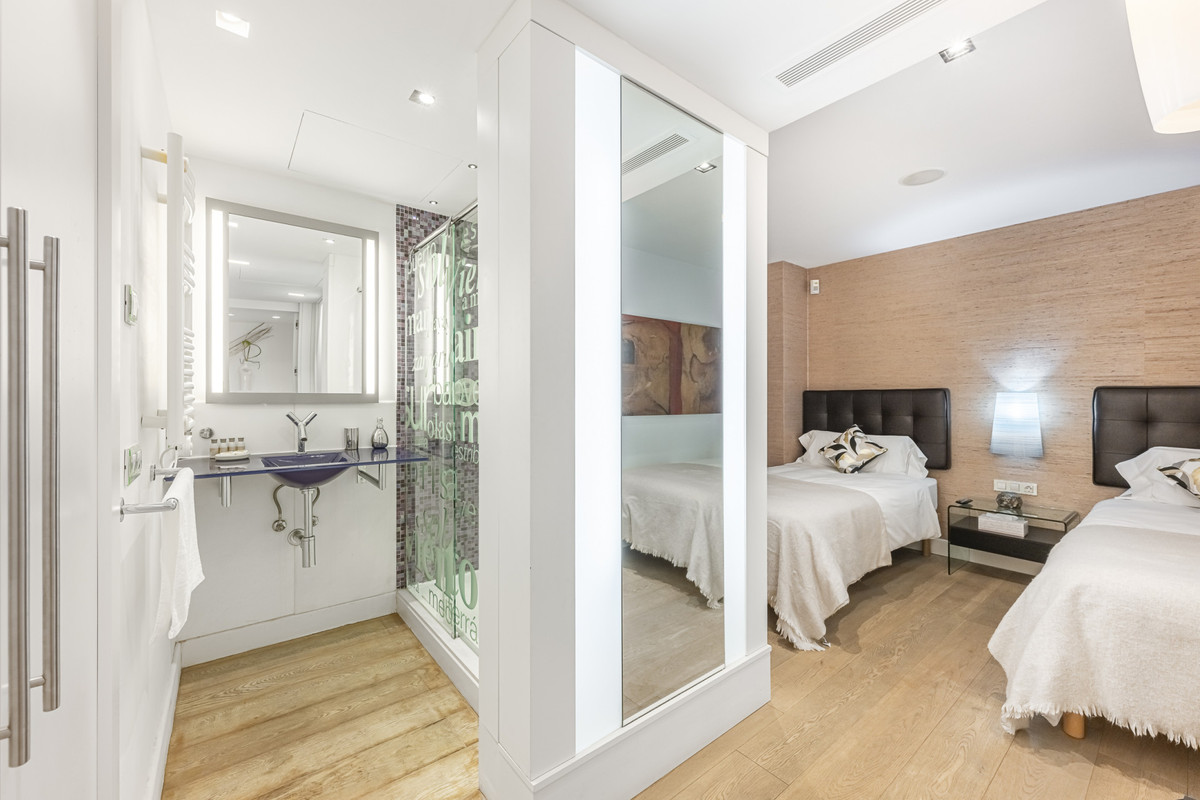3 Bed Apartment for sale in Puerto Banús Costa Del Sol, Málaga, Spain