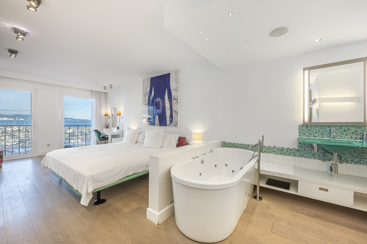 3 Bed Apartment for sale in Puerto Banús Costa Del Sol, Málaga, Spain