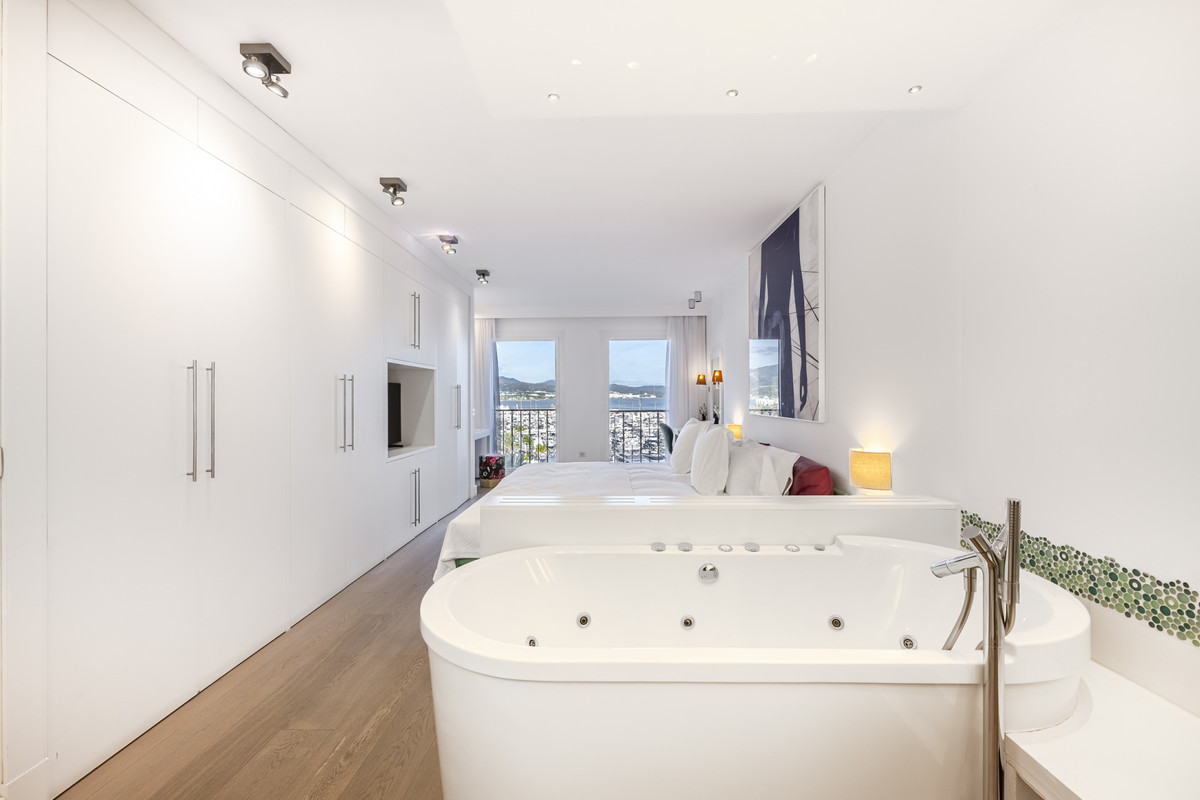 3 Bed Apartment for sale in Puerto Banús Costa Del Sol, Málaga, Spain
