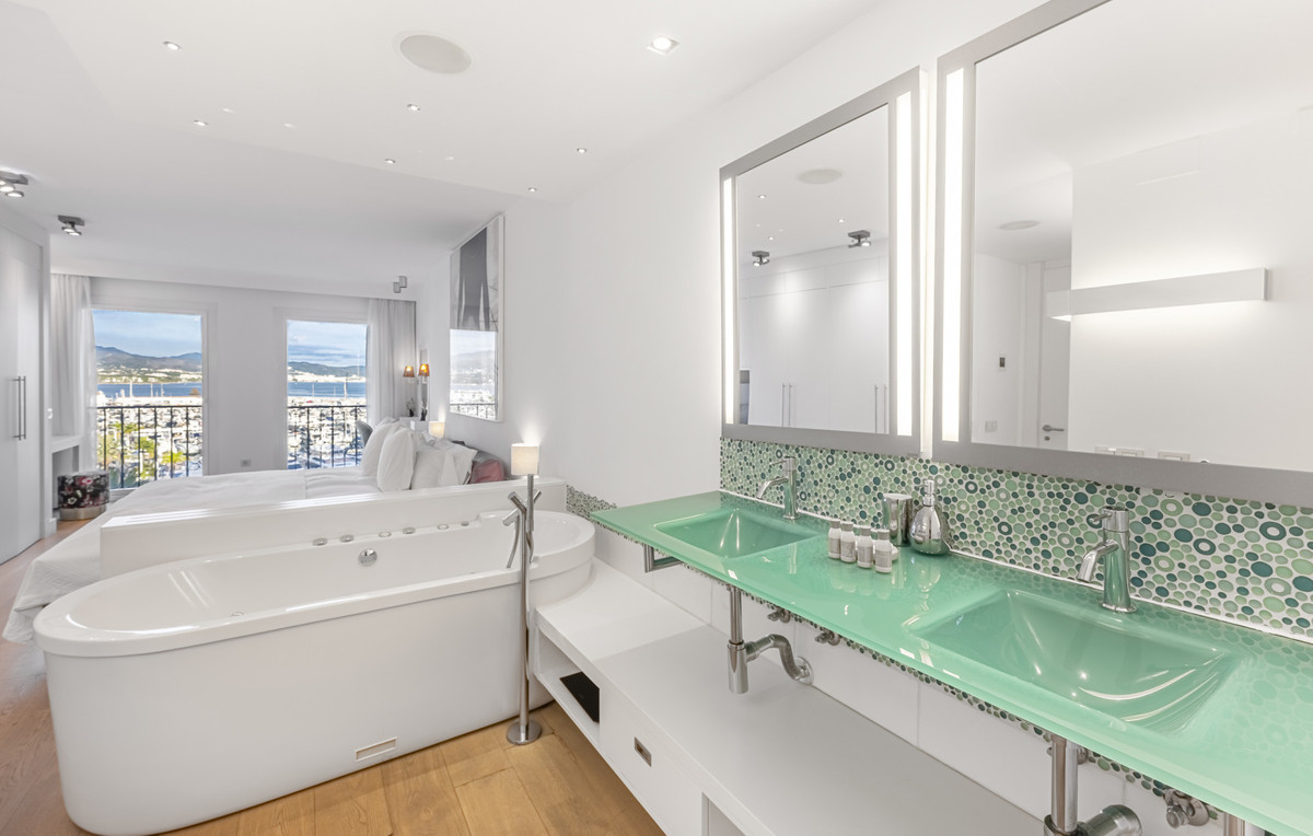 3 Bed Apartment for sale in Puerto Banús Costa Del Sol, Málaga, Spain