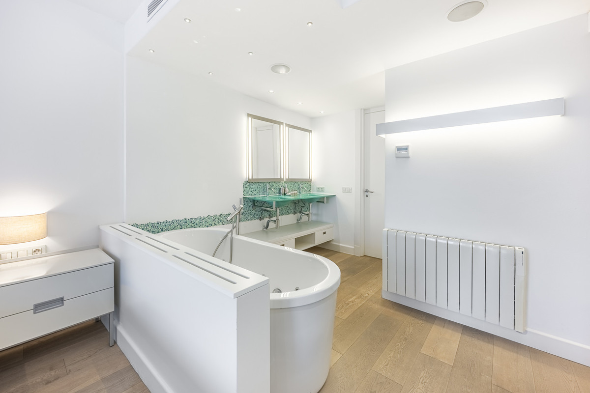 3 Bed Apartment for sale in Puerto Banús Costa Del Sol, Málaga, Spain