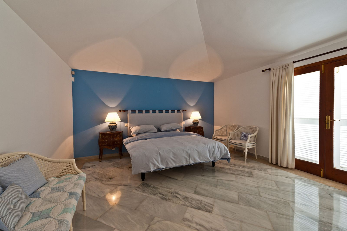 4 Bed Townhouse for sale in Benahavís Costa Del Sol, Málaga, Spain