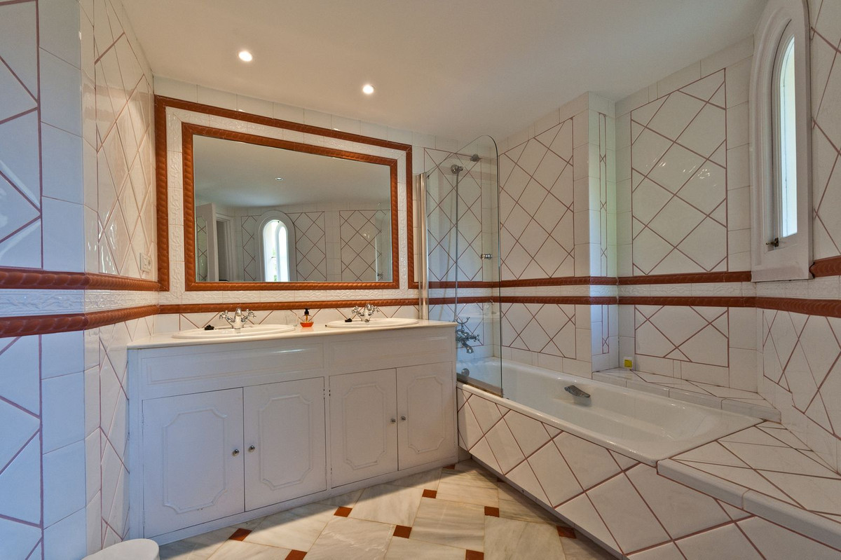 4 Bed Townhouse for sale in Benahavís Costa Del Sol, Málaga, Spain