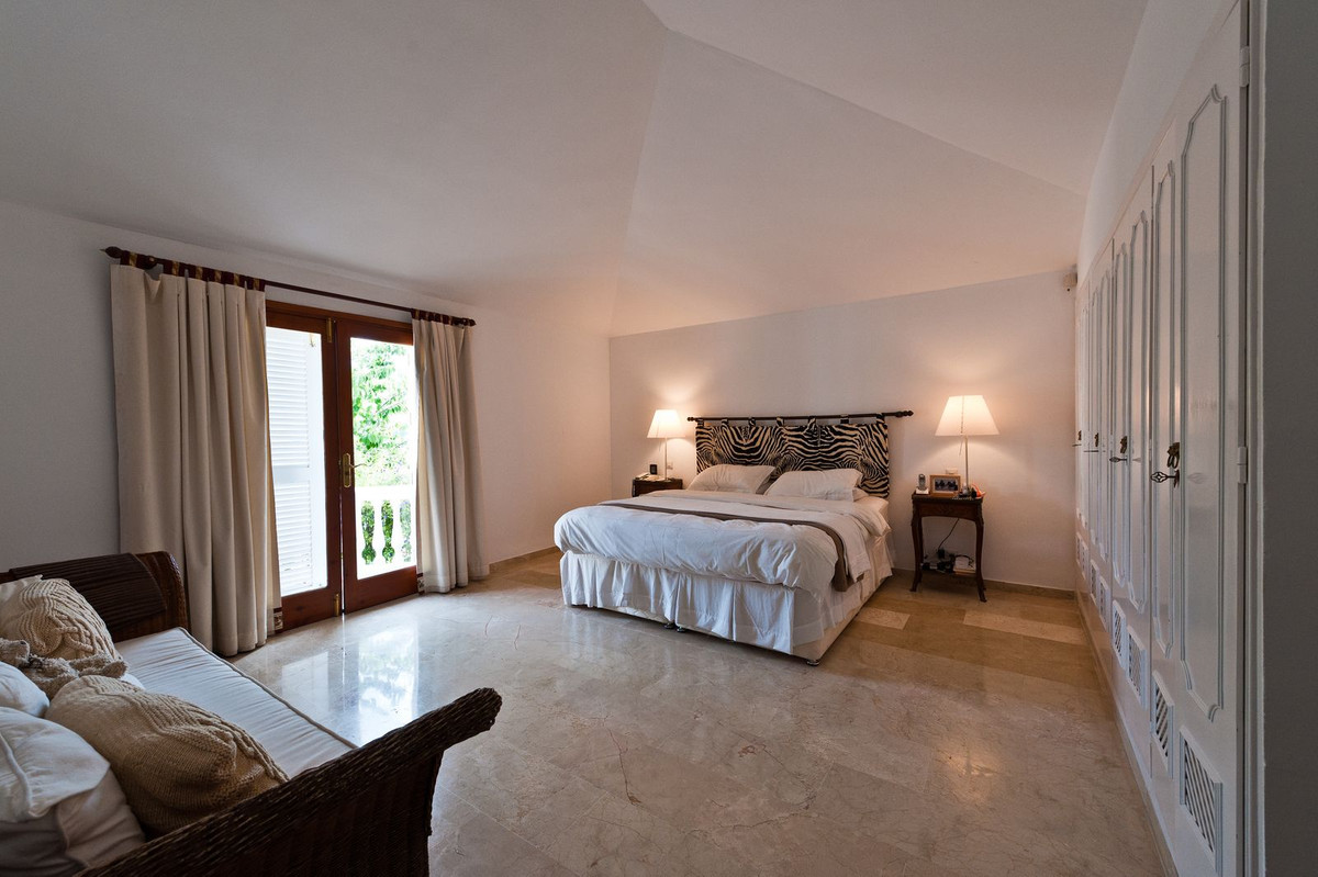 4 Bed Townhouse for sale in Benahavís Costa Del Sol, Málaga, Spain