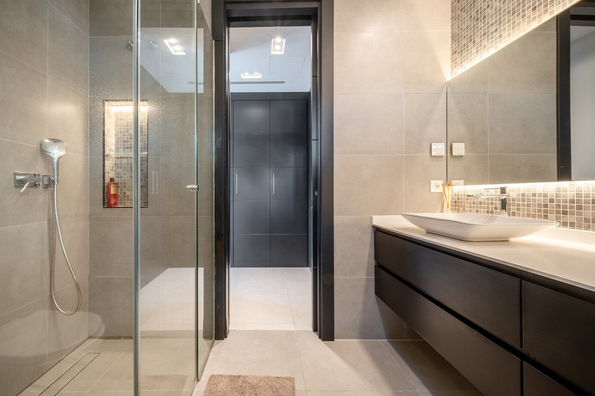Se vende Villa - Chalet de 5 dormitorios en Costa Del Sol, Málaga, España