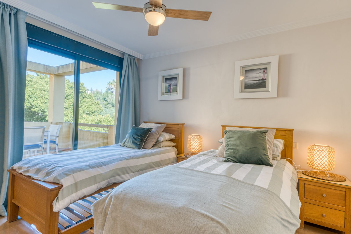 Se vende Apartamento Planta Media de 2 dormitorios en Costa Del Sol, Cadiz, España
