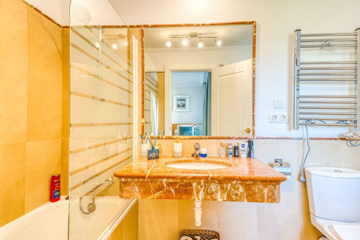 Se vende Apartamento Planta Media de 2 dormitorios en Costa Del Sol, Cadiz, España