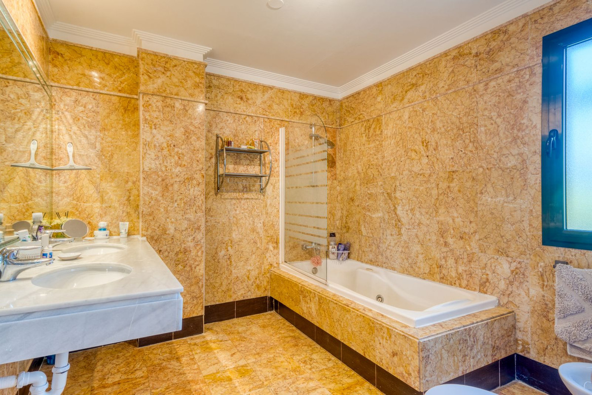Se vende Apartamento Planta Media de 2 dormitorios en Costa Del Sol, Cadiz, España